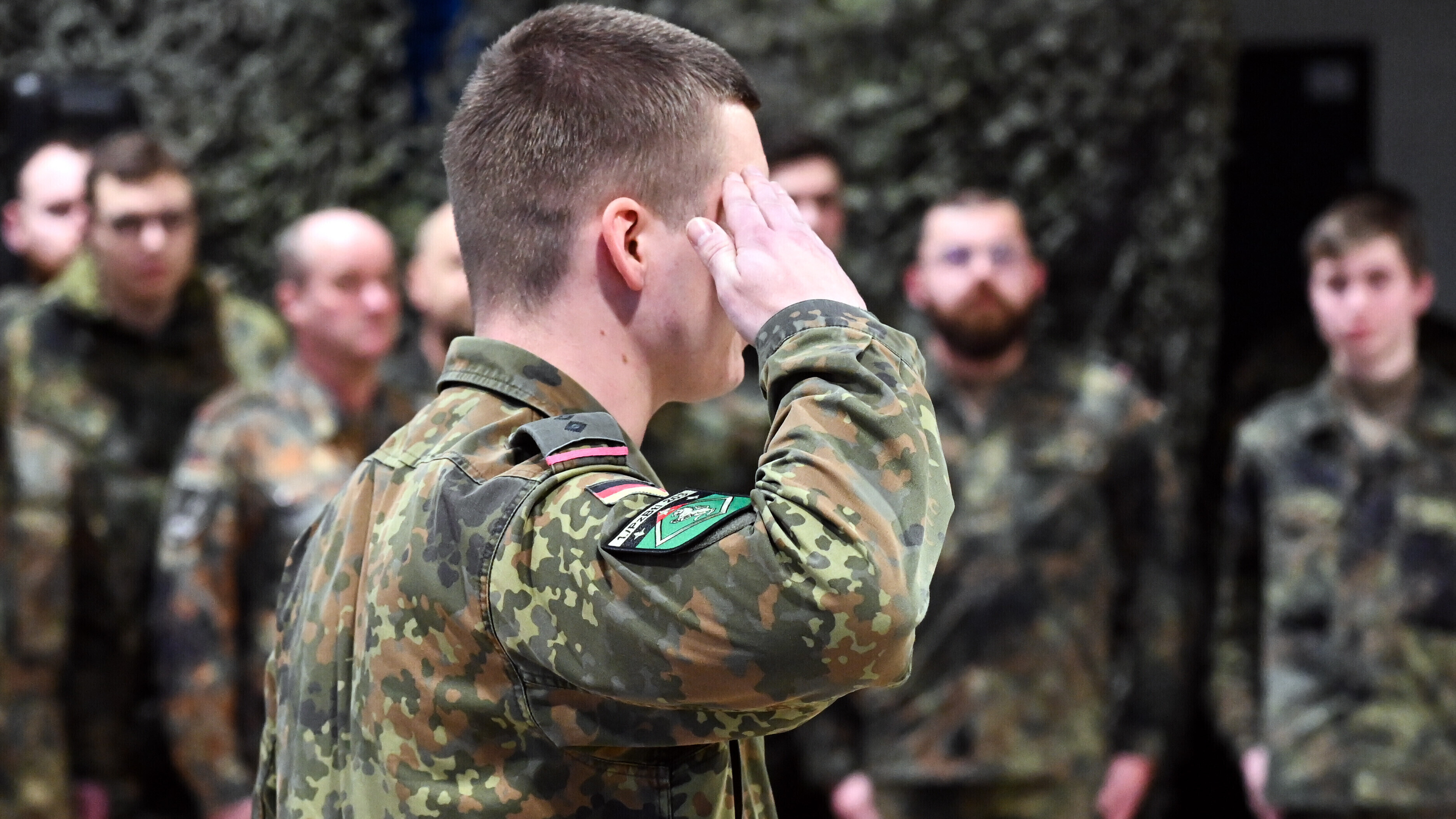 Ein Soldat salutiert.