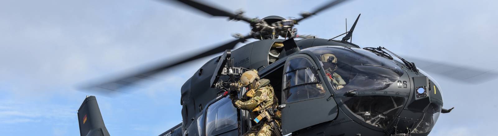 Demonstration des "Fast Ropings", schnellen Abseilens, aus dem Airbus Helicopter H145M