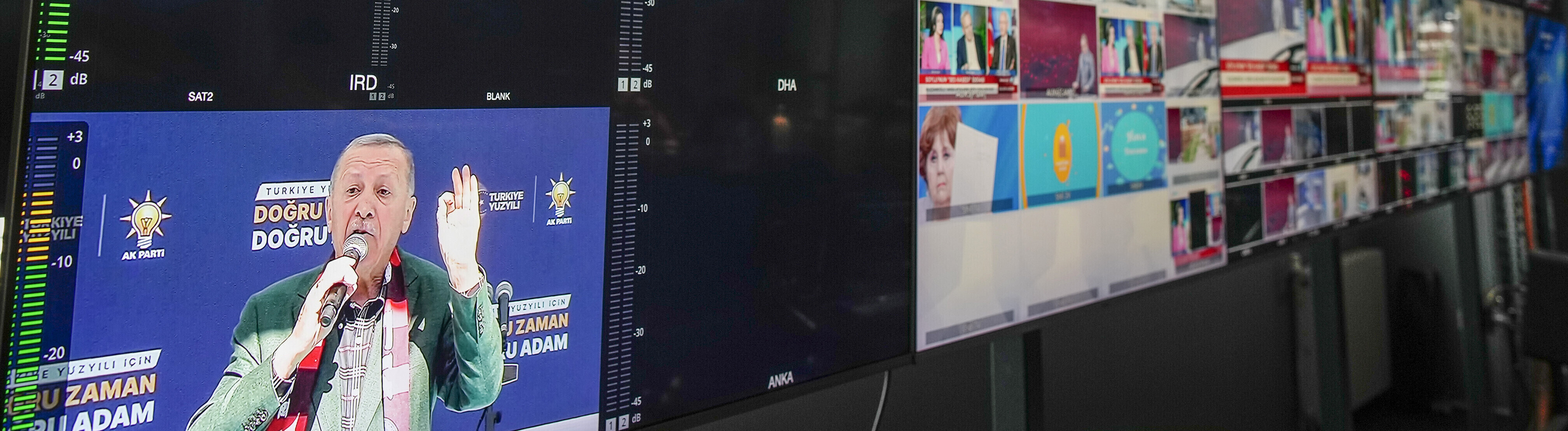 Bildschirme im Hauptquartier des türkischen Nachrichtensenders Halk TV zeigen den türkischen Präsidenten Recep Tayyip Erdogan bei einer Rede während einer Kundgebung (Istanbul, Türkei, 5.05.2023)