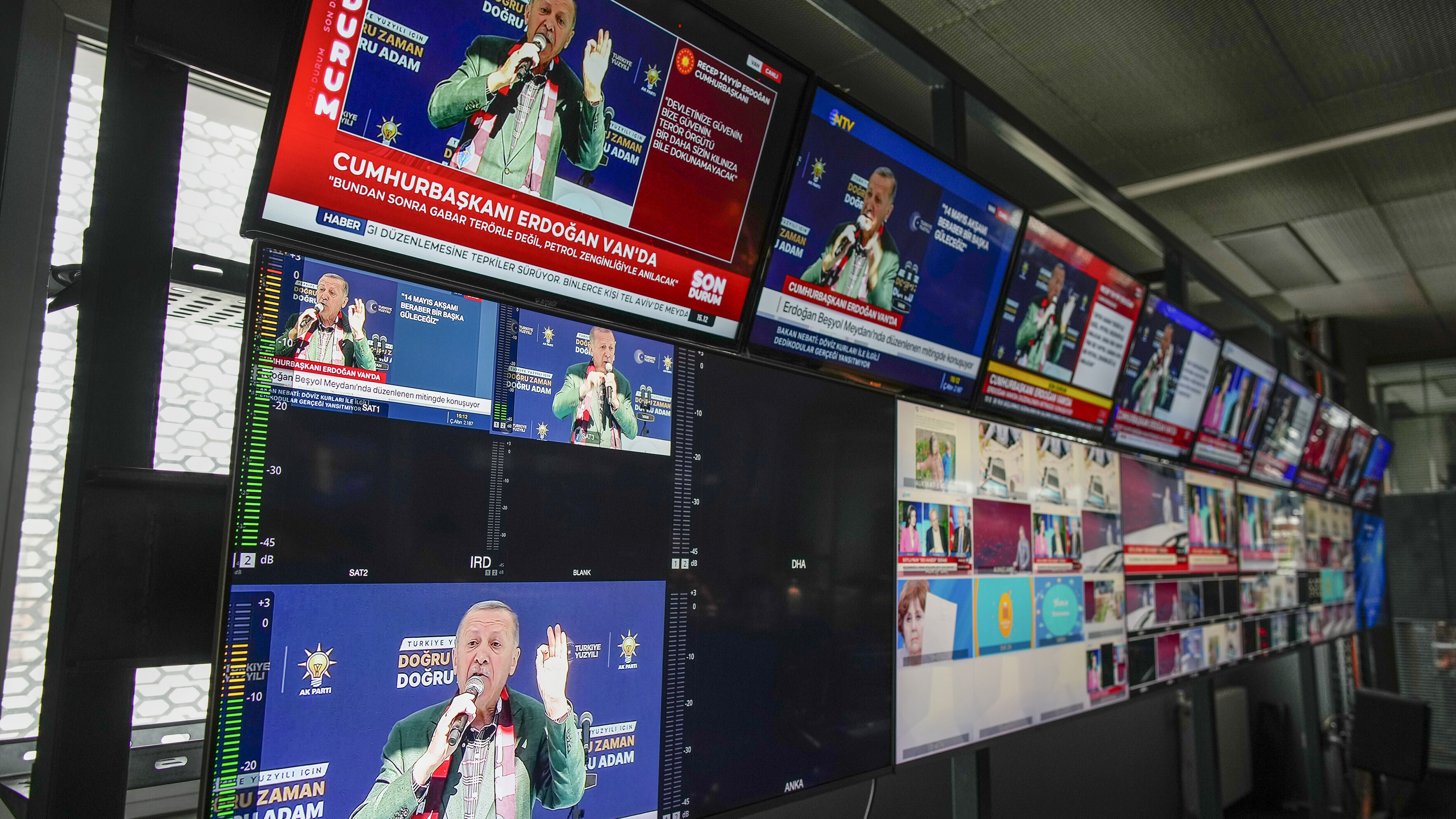 Bildschirme im Hauptquartier des türkischen Nachrichtensenders Halk TV zeigen den türkischen Präsidenten Recep Tayyip Erdogan bei einer Rede während einer Kundgebung (Istanbul, Türkei, 5.05.2023)
