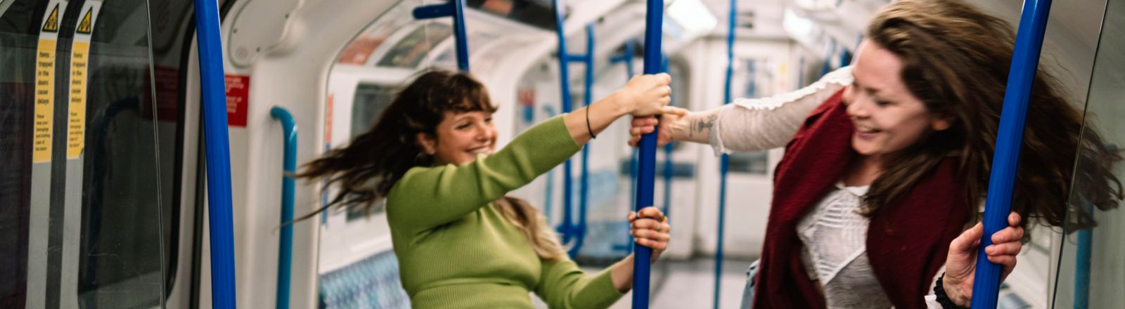 Zwei Verliebte in der U-Bahn