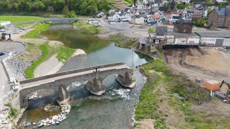 Bei der Flutkatastrophe 2021 wurden viele Brücken zerstört - wie die historische Bogenbrücke im Weinort Rech an der Ahr. (Archivfoto von 2023)