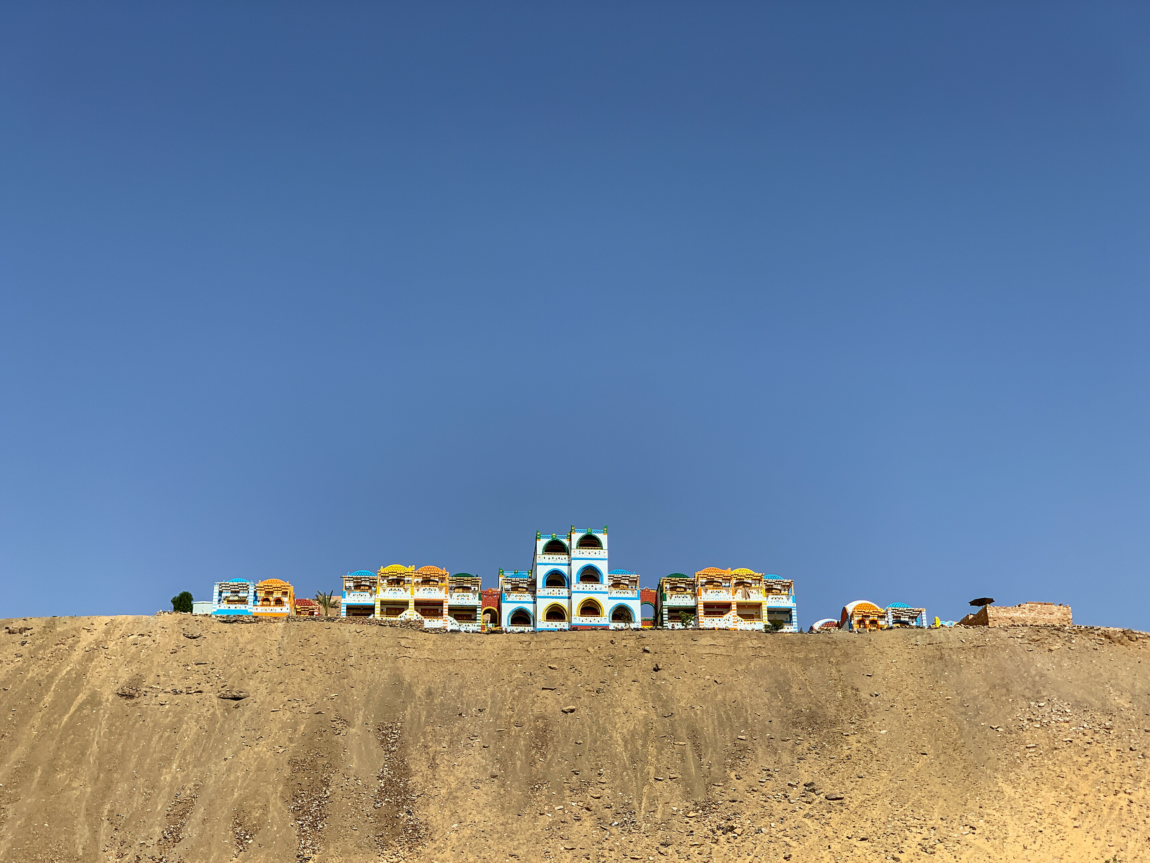 Nubisches Dorf auf einer Anhöhe auf dem Westufer des Nils bei Assuan