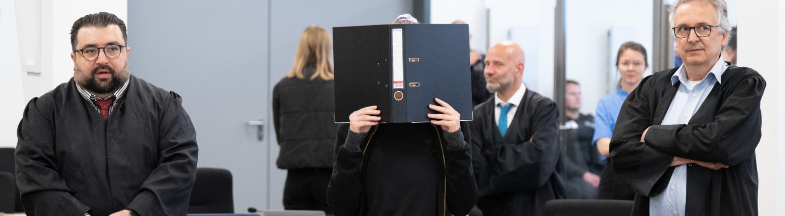 Die Angeklagte Lina E. steht bei der Fortsetzung des Prozesses im Oberlandesgericht (OLG) Dresden am 31.05.2023 im Verhandlungssaal