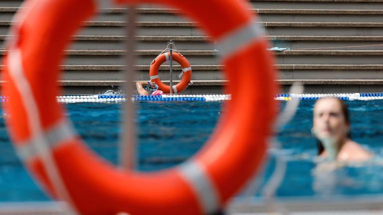 Rettungsringe hängen am Rand eines Schwimmbads.