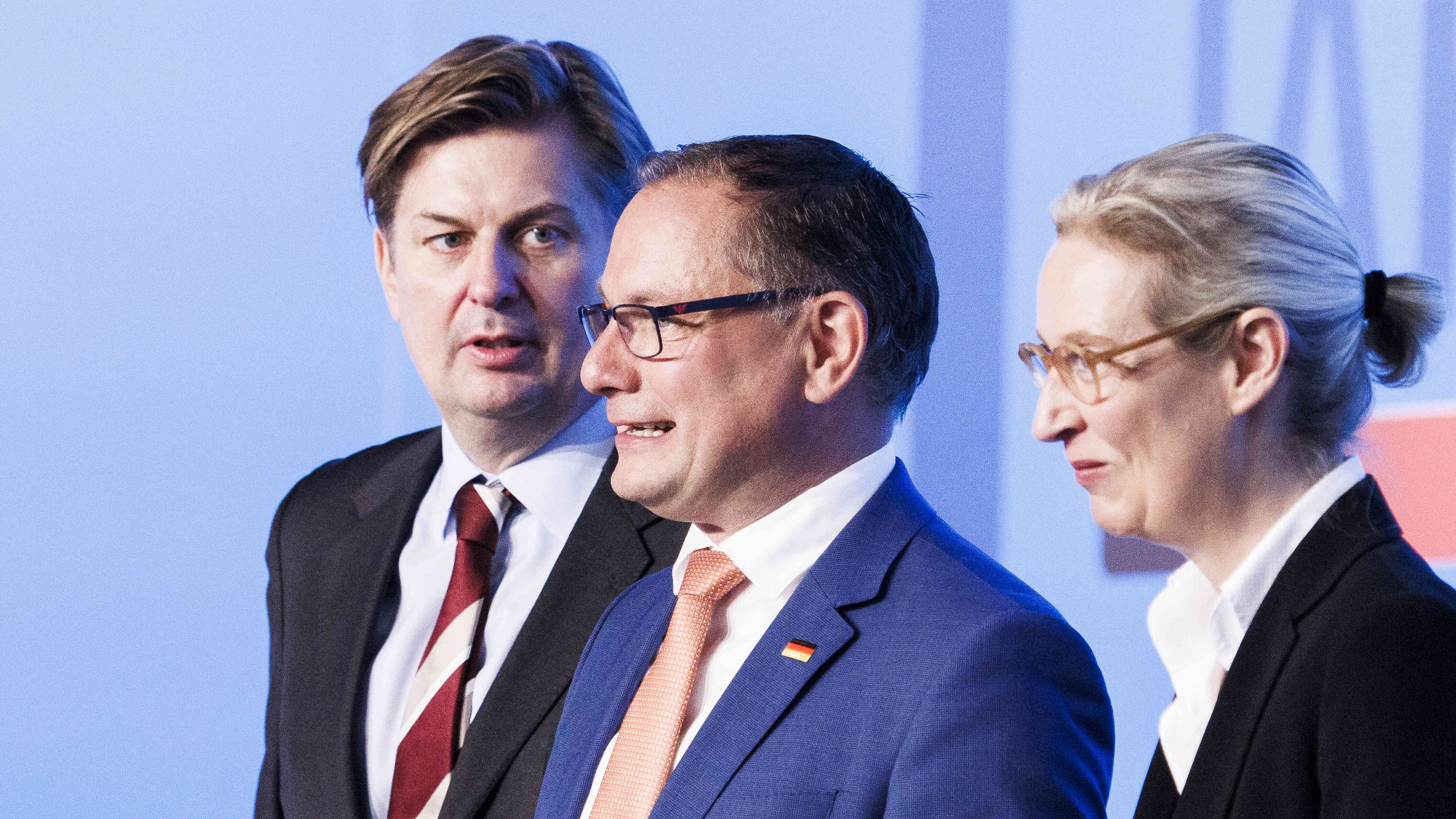 Maximilian Krah(l-r), Kandidat der AfD für den Spitzenplatz bei der Europawahl, Tino Chrupalla, AfD-Bundesvorsitzender und Fraktionsvorsitzender der AfD, und Alice Weidel, AfD-Bundesvorsitzende und Fraktionsvorsitzende der AfD, auf dem Podium bei dem AfD-Bundesparteitag in der Magdeburger Messe.