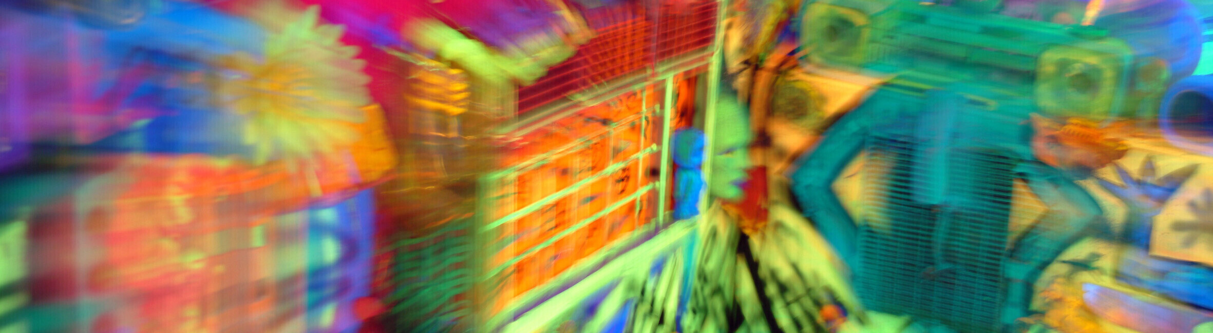 Neonfarbenes Durcheinander, grell, schrill, skurril, poppig, Popkultur, Kunst, kuenstlich, Spielzeug, Kaleidoskop, Effekt, Durcheinander, Chaos, neonfarben, bunt, farbenfroh, Transparenz, Halluzination, Wahrnehmung, Halo-Effekt, Drogen, Drogenkonsum, Rausch, Trip