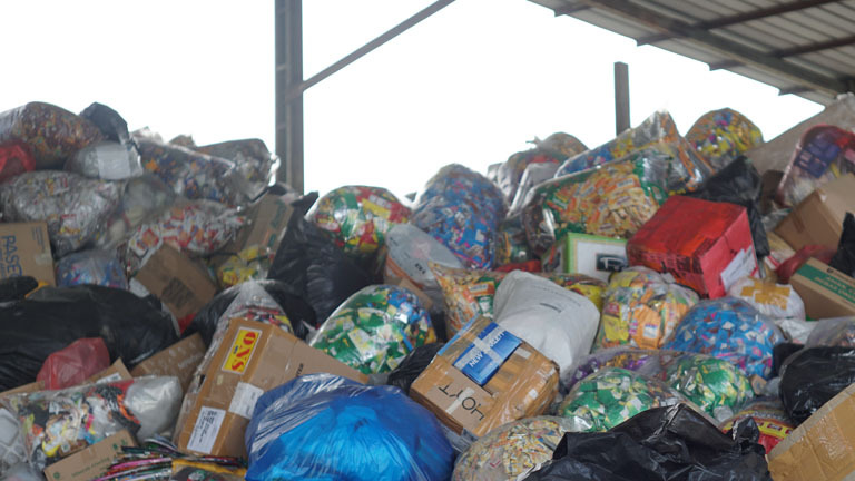 Angelieferter Plastikmüll, aus dem unter anderem Ziegelsteine gefertigt werden. Die Firma Rebricks aus Indonesien verwandelt Kunststoffabfälle wie Tüten und Lebensmittelverpackungen in Pflastersteine, Fliesen und Ziegel.