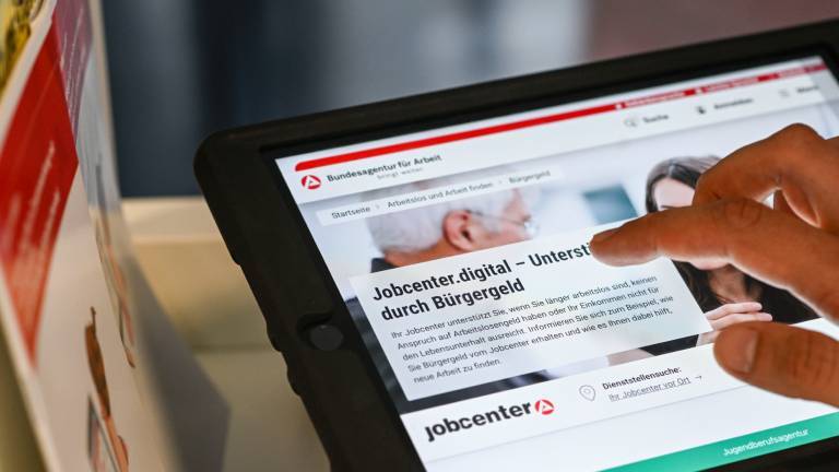 Auf einem Tablet ist eine Website für einen Antrag auf Bürgergeld zu sehen.