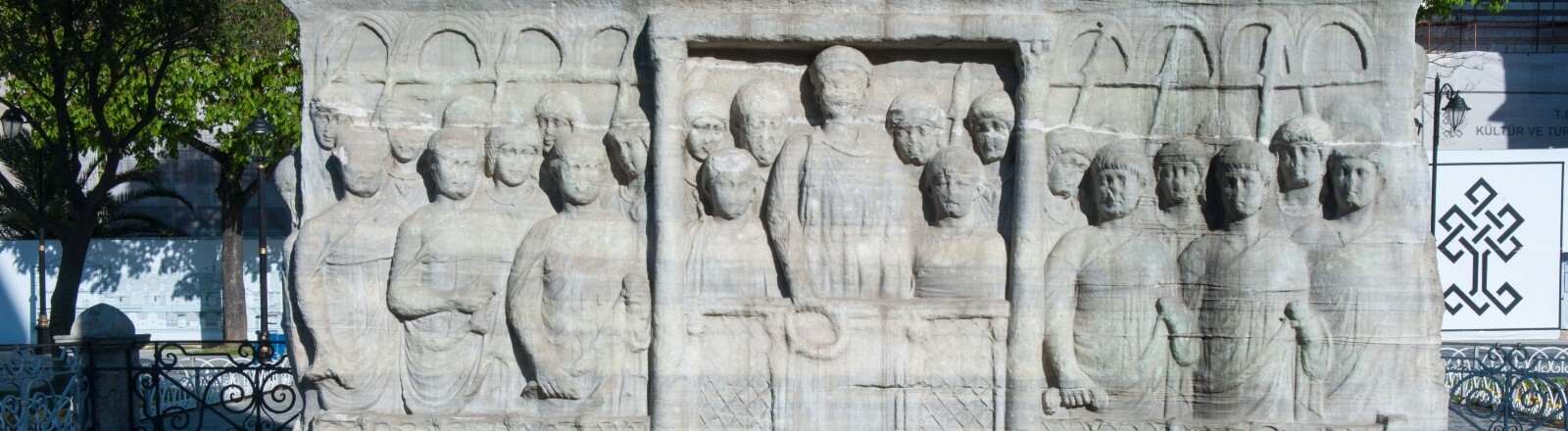 Istanbul, Sultanahmet, Hippodrom, Sockel des ägyptischen Obelisken, das Relief der oberen Basis zeigt Geschehnisse am Kaiserhof, die zum Ruhme des Theodosius und seiner Familie dienen: Der Kaiser und seine Söhne Arcadius und Honorius verfolgen mit Würdenträgern, Soldaten ihrer Leibgarde und Dienern die Veranstaltungen, wobei die Hauptpersonen in der kaiserlichen Tribüne sitzen.