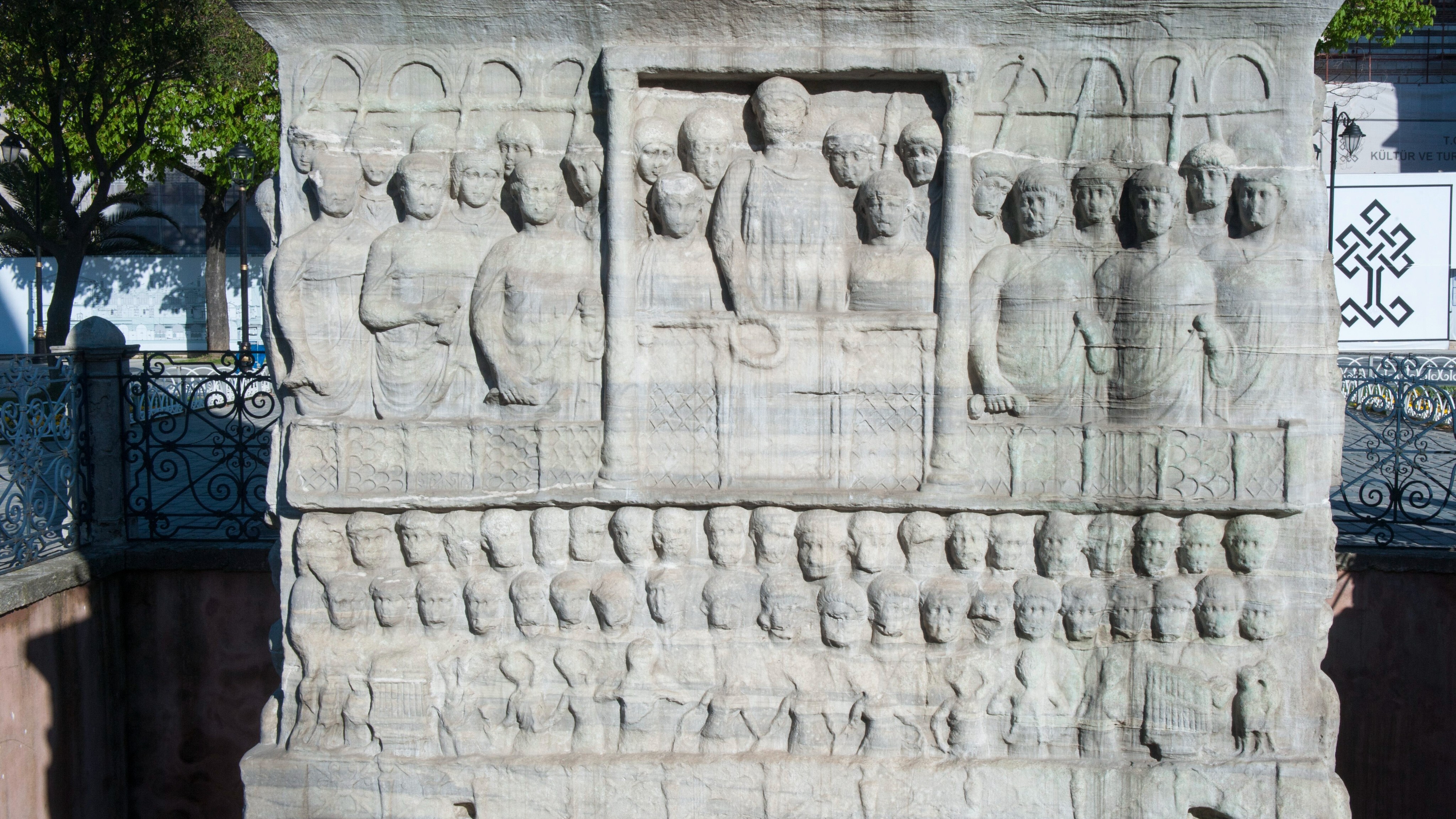 Istanbul, Sultanahmet, Hippodrom, Sockel des ägyptischen Obelisken, das Relief der oberen Basis zeigt Geschehnisse am Kaiserhof, die zum Ruhme des Theodosius und seiner Familie dienen: Der Kaiser und seine Söhne Arcadius und Honorius verfolgen mit Würdenträgern, Soldaten ihrer Leibgarde und Dienern die Veranstaltungen, wobei die Hauptpersonen in der kaiserlichen Tribüne sitzen.