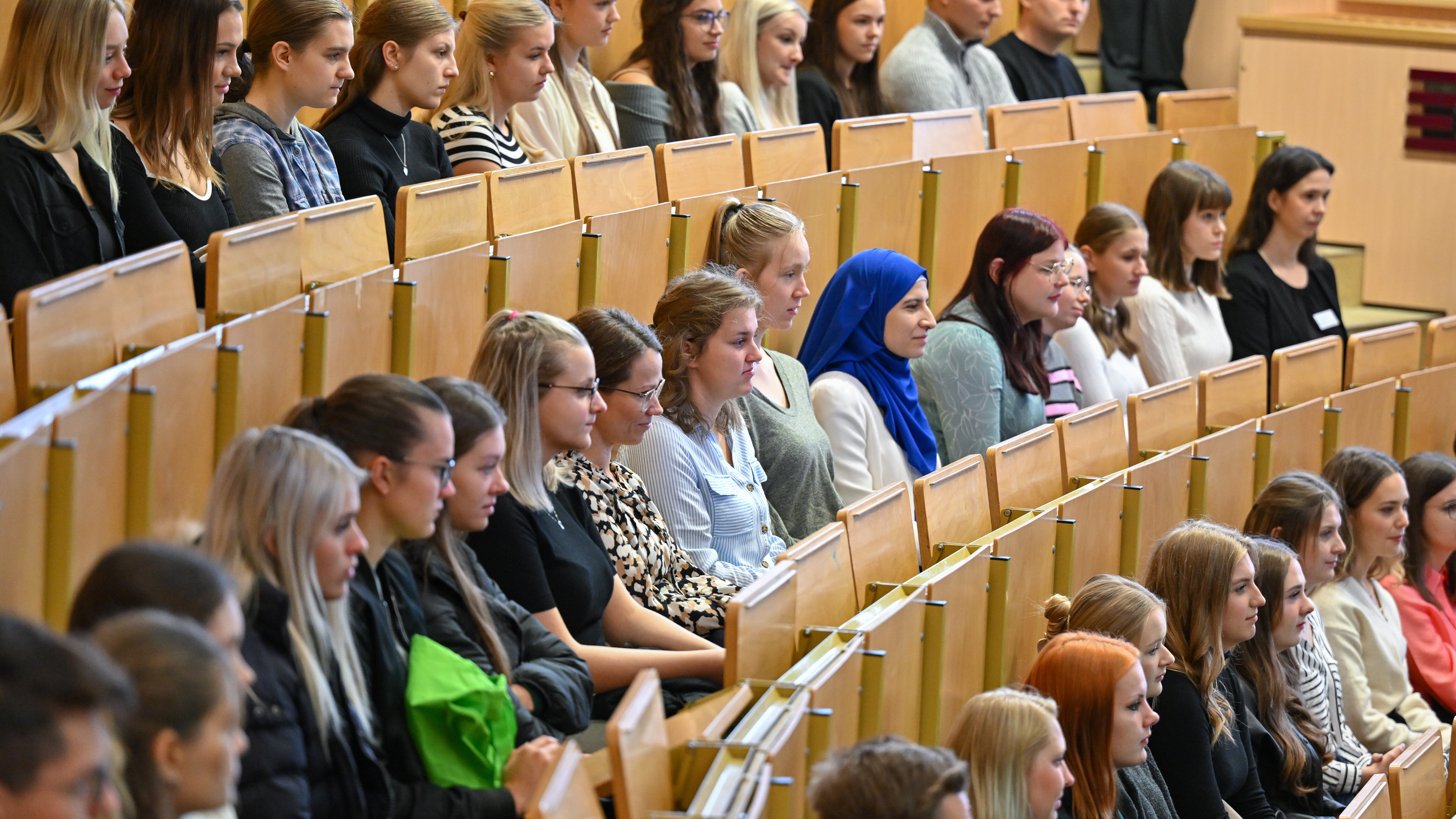Studierende im Hörsaal.