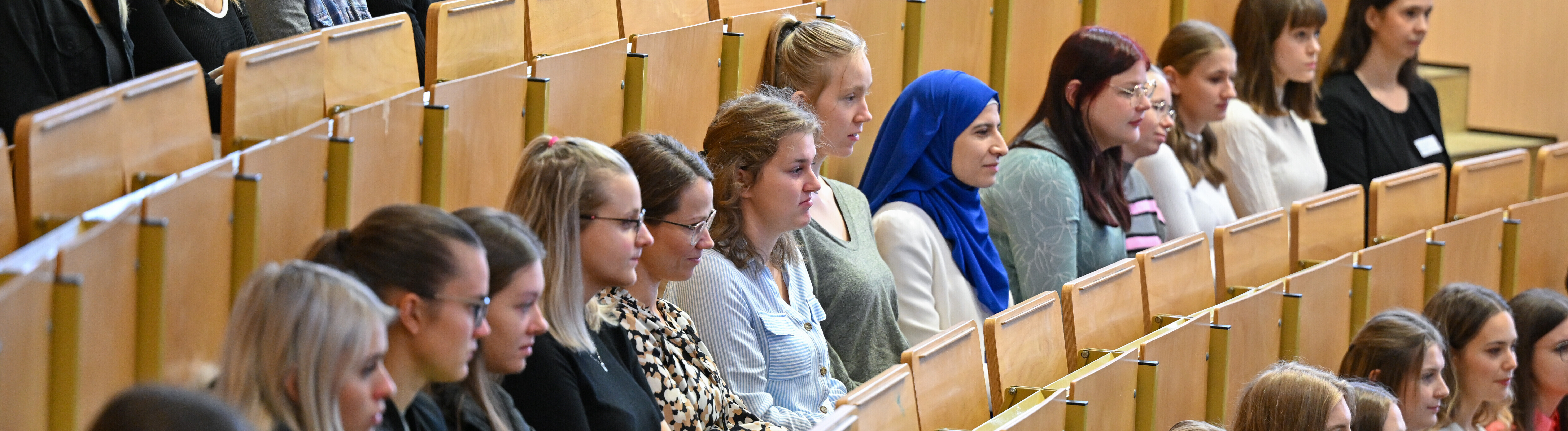 Studierende im Hörsaal.