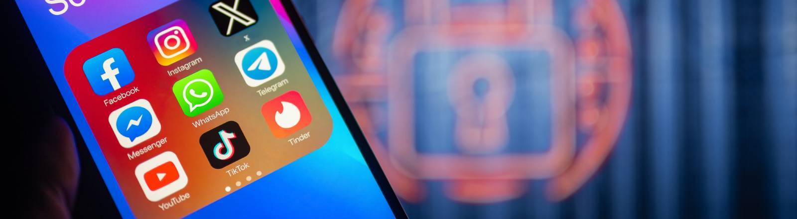 Social-Media-Symbole werden auf einem Smartphone angezeigt, im Hintergrund ist ein Sicherheitsschloss zu sehen.