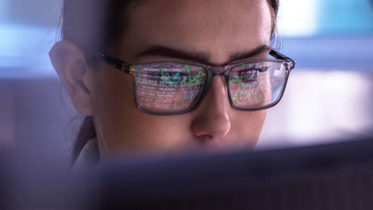 Eine Frau schaut auf einen Monitor