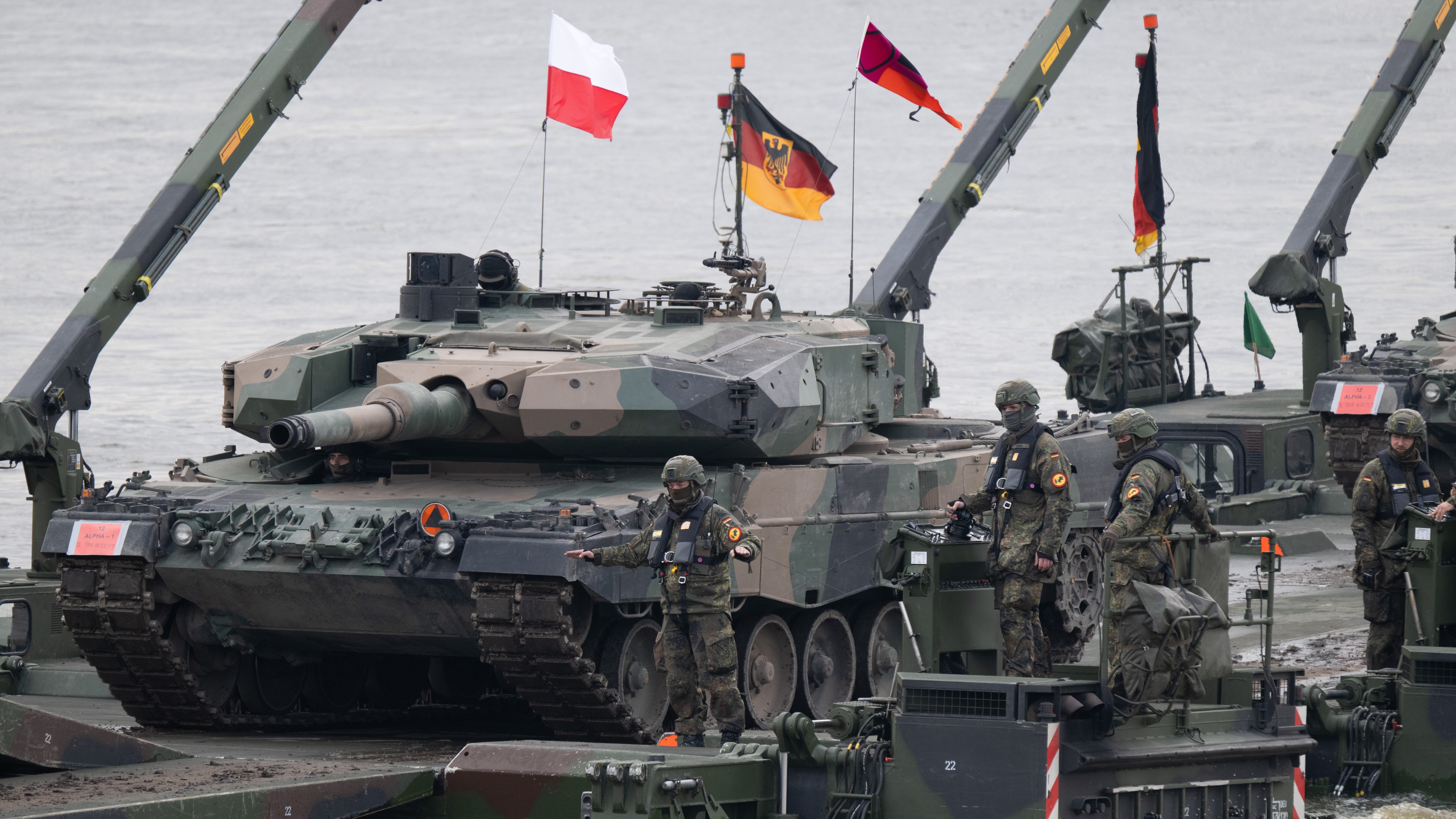 Bundeswehrsoldaten nehmen an einer gemeinsamen Militärübung mit Streitkräften aus mehreren Nato-Ländern auf der Weichsel teil. Rund 20.000 Soldaten aus neun Nato-Ländern sind an der Übung mit dem Namen Dragon 24 am längsten Fluss Polens beteiligt.