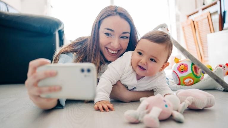 Eine Frau macht von sich und einem Baby ein Selfie