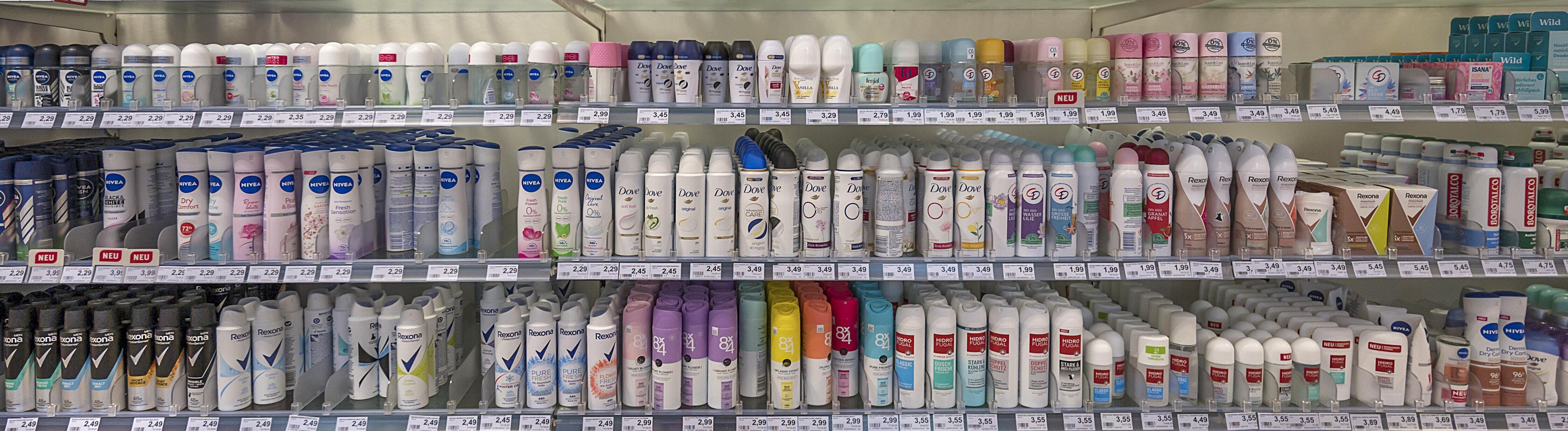 Deos stehen im Regal einer Drogerie (17.02.2024)
