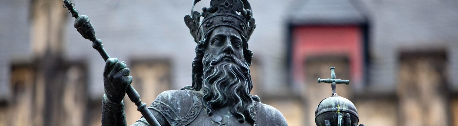 Brunnendenkmal Karl der Grosse, Karlsbrunnen vor dem Rathaus in der Altstadt von Aachen, Nordrhein-Westfalen, Deutschland.