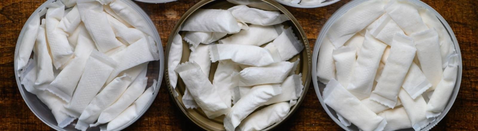 Mehrere Dosen gefüllt mit Nikotinbeuteln