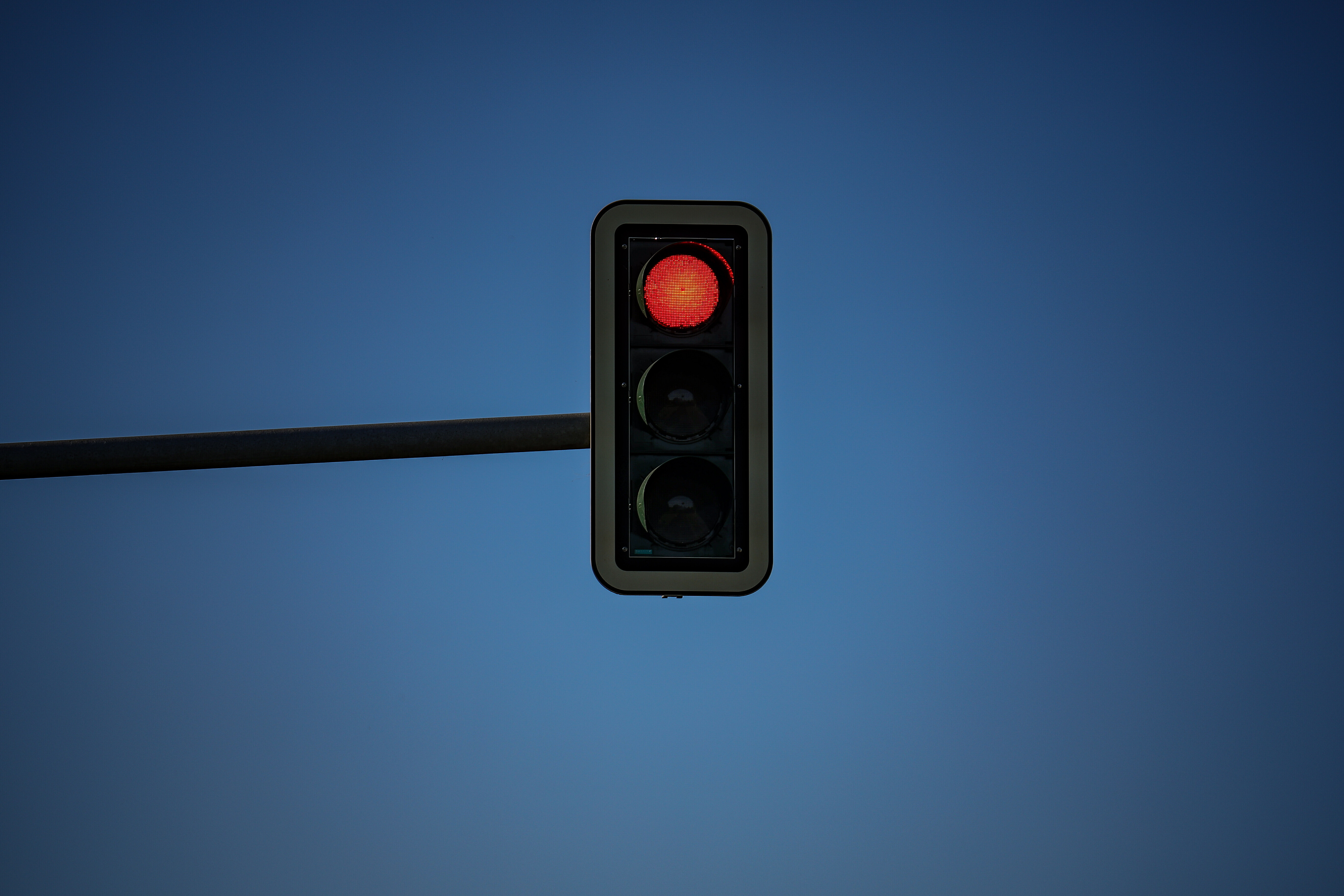 Eine Ampel zeigt Rot.