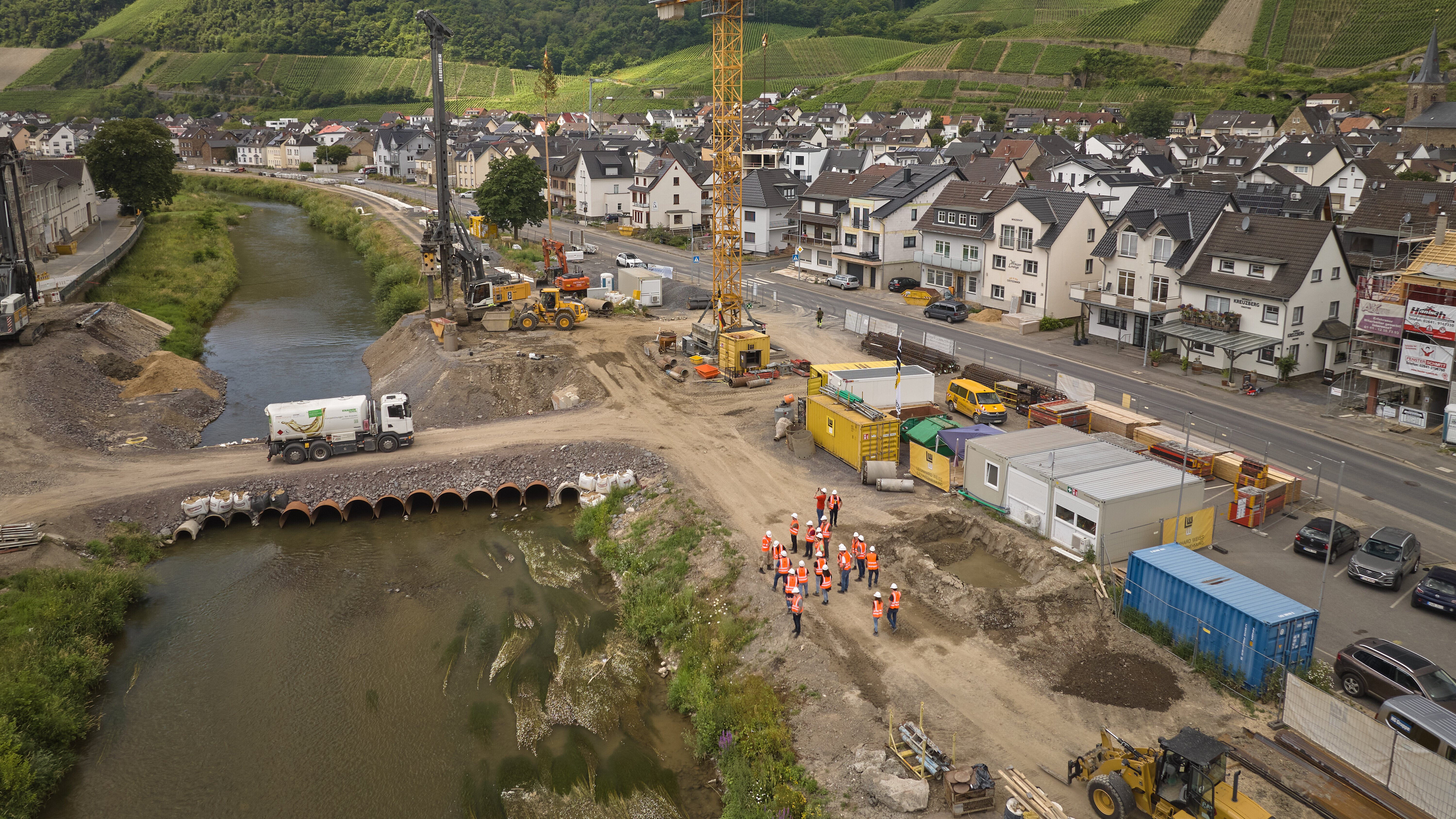 Mit schwerem Gerät wird am Wiederaufbau der Bahnlinie durch das Ahrtal gearbeitet. Vor drei Jahren kamen am Flutabend 135 Menschen ums Leben.