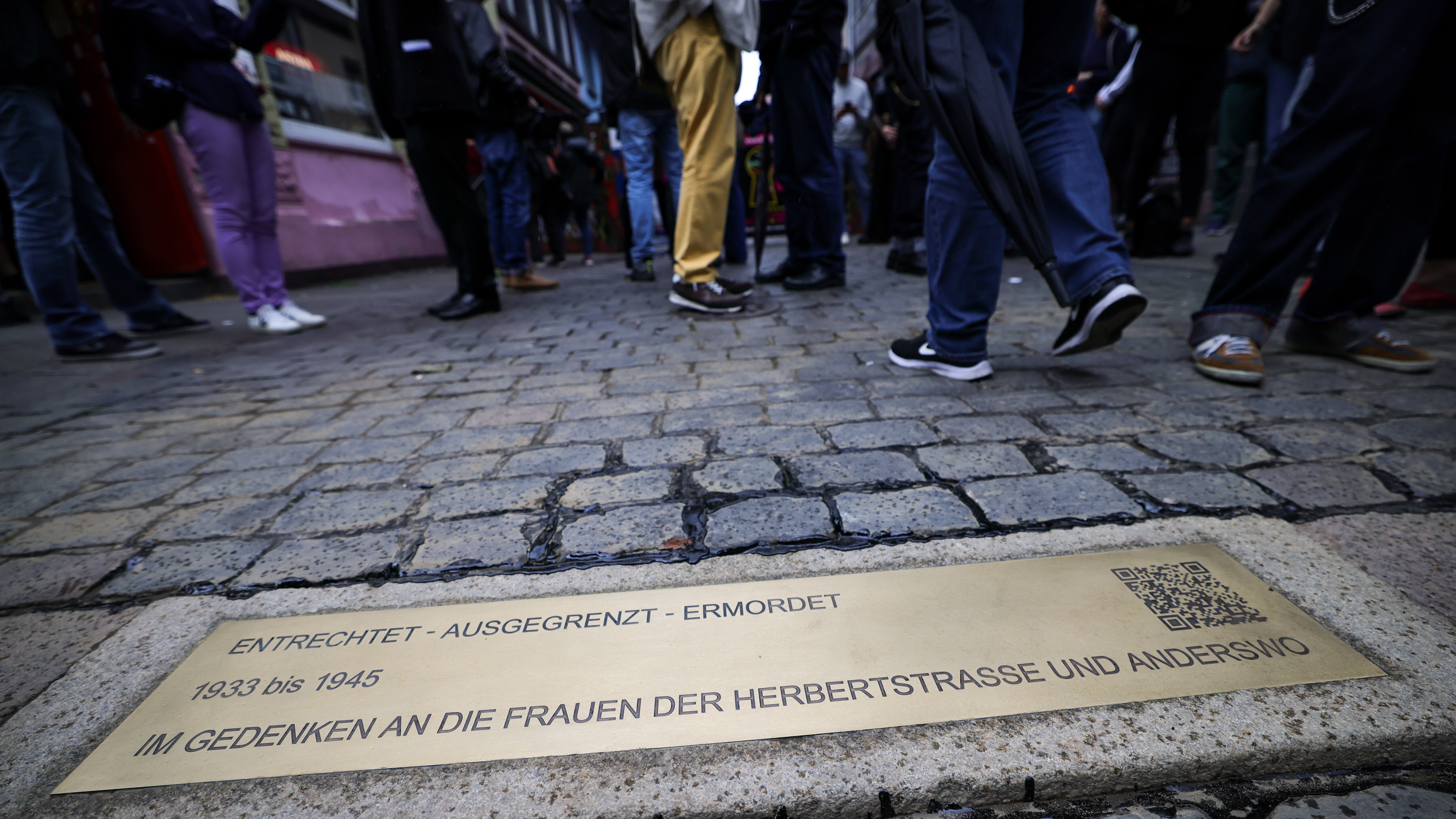 Ein Kantstein mit Gedenkplatte mit dem Text ««Entrechtet-Ausgegrenzt-Ermordet 1933-1945 Im Gedenken an die Frauen der Herbertstrasse und Anderswo»» liegt nach der Enthüllung vor dem Eingang zur Herbertstrasse an der Reeperbahn. Die geprägte Bordsteinkante zum Gedenken an die Sexarbeiterinnen zur NS-Zeit wurde durch die Initiative Lebendiges Kulturerbe St. Pauli e.V. und St. Pauli Kirche ermöglicht und verlegt.