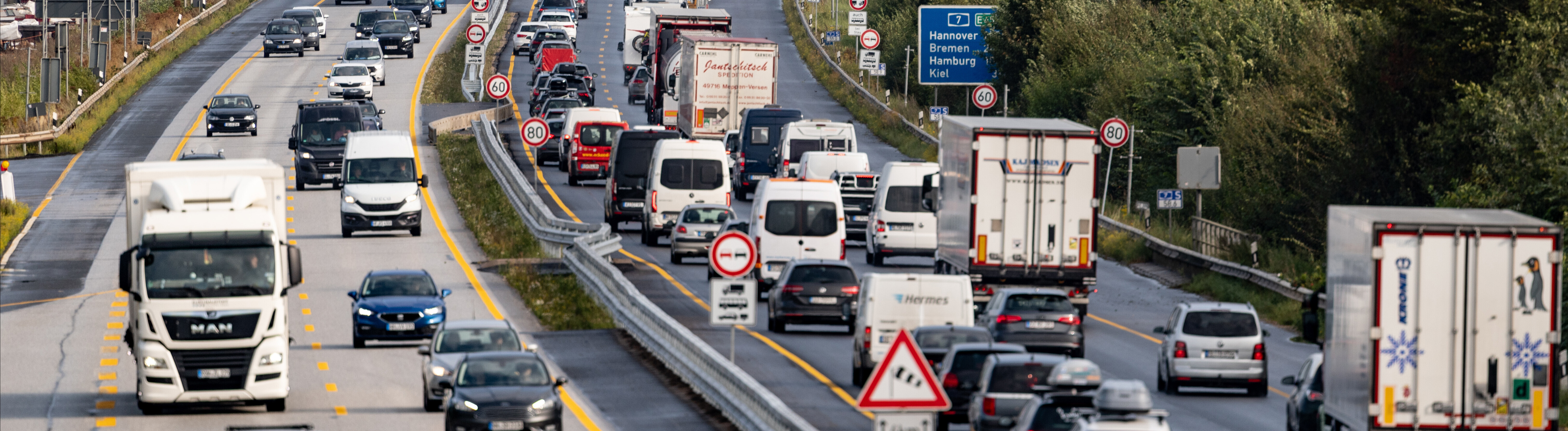 Fahrzeuge stauen sich vor der Rader Hochbrücke auf der Autobahn 7 in Richtung Süden (23.08.2024)