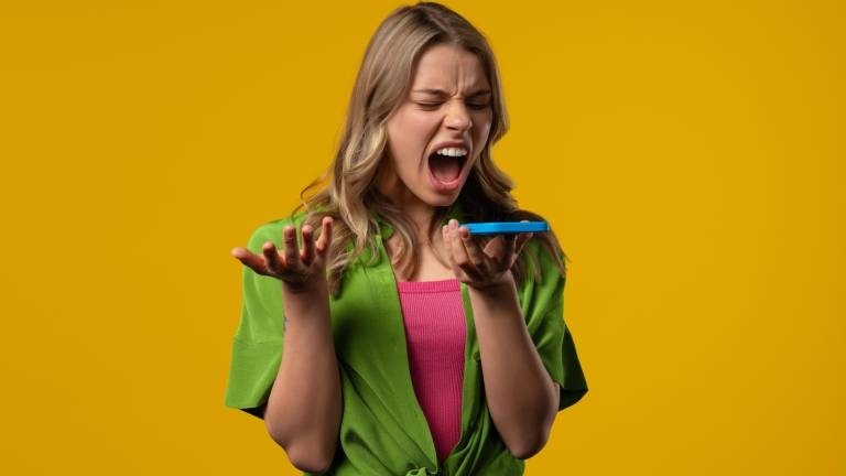 Eine Frau schreit in ihr Smartphone