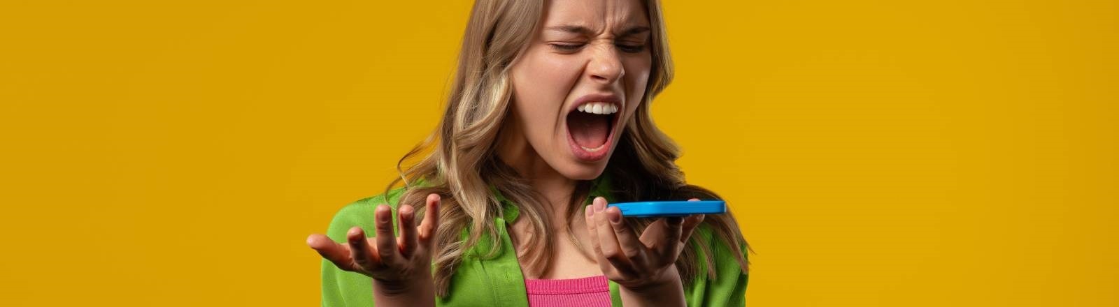 Eine Frau schreit in ihr Smartphone