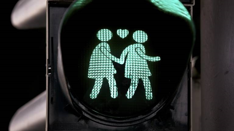 Grüne Fußgängerampel mit zwei Frauen und einem Herz in der Mitte