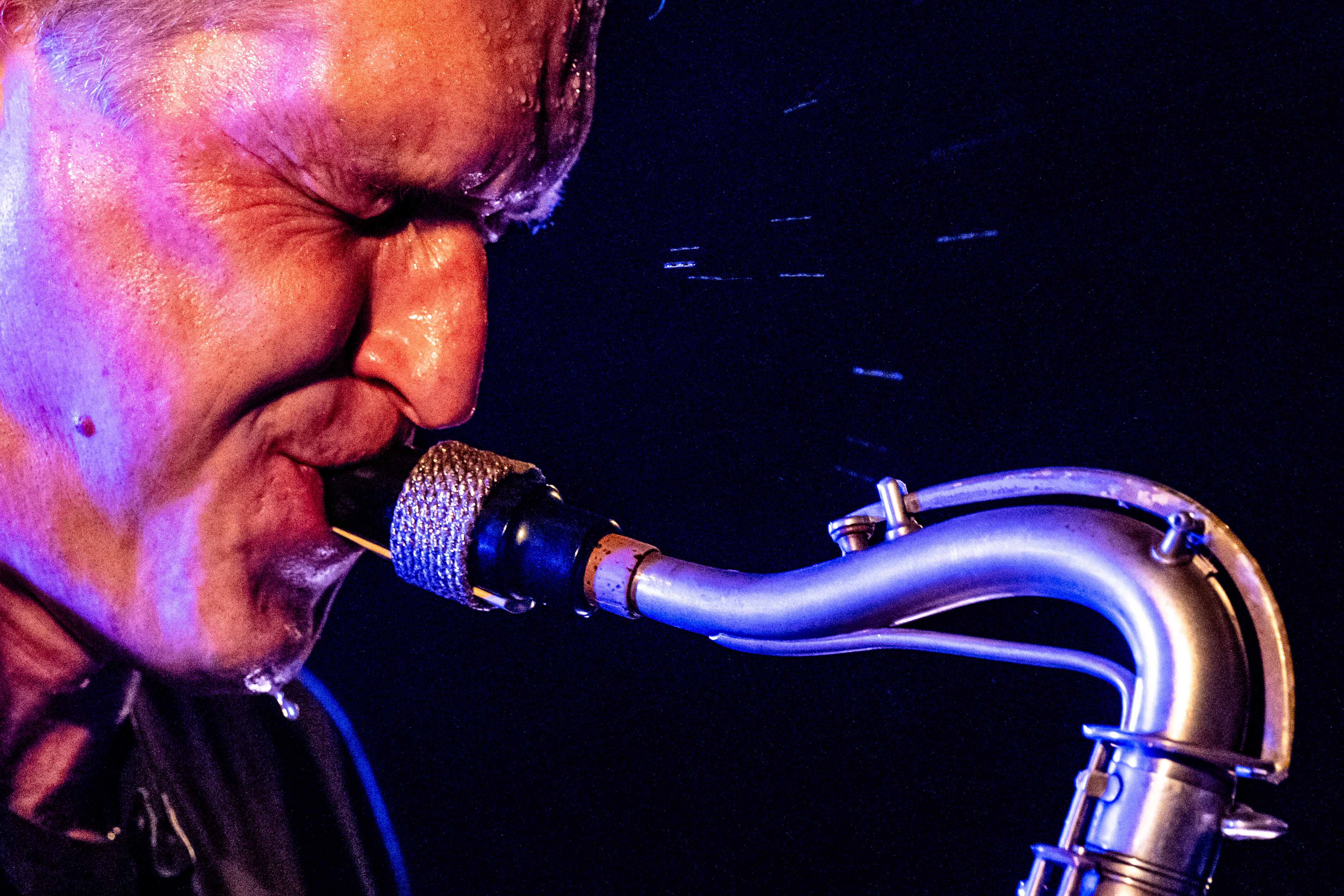 Ein Musiker bläst in ein Saxophon