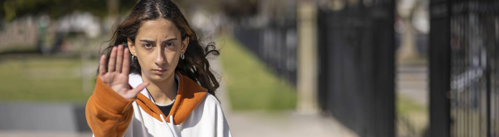 Junge Frau, die mit ihrer Hand Nein sagt