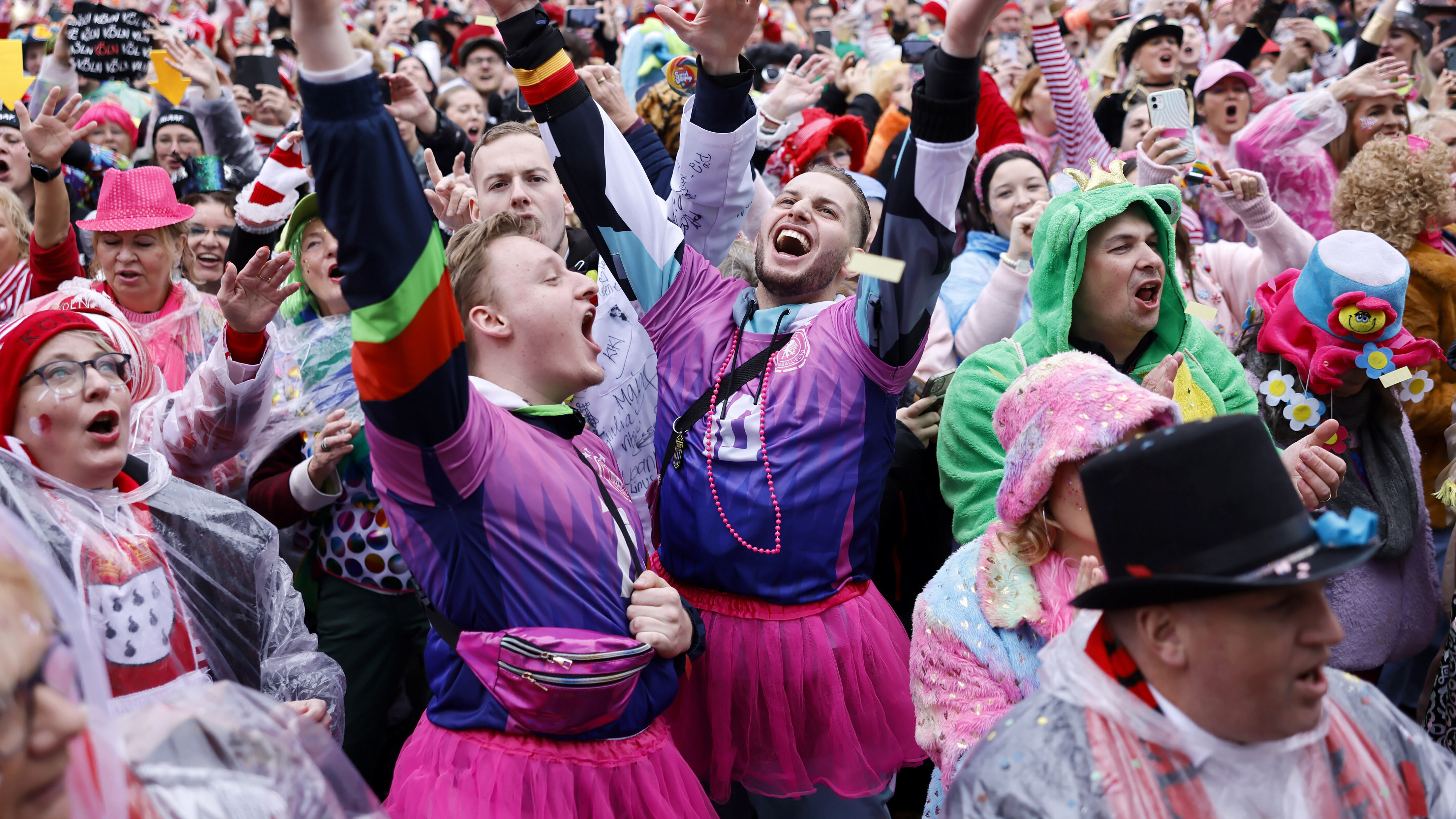 Verkleidete Karnevalisten feiern