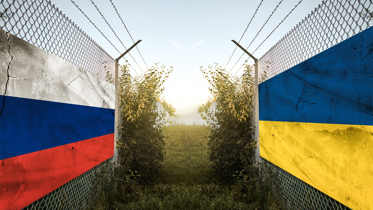 Fahnen am Zaun Russland / Ukraine