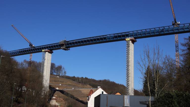 Brückenbau, Neubau der Rahmedetalbrücke bei Lüdenscheid, nachdem die alte Brücke aufgrund von Instabilität gesprengt werden musste