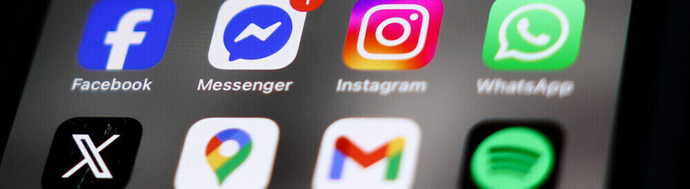 Die Symbole von Apps wie Instagram, Facebook und Gmail auf einem Smartphone