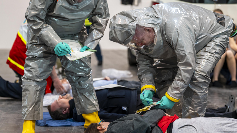 Sichtung von Patienten vor der Dekontamination von Verletzten Personen nach einem angenommen Unfall mit Gefahrstoffen, Patient ist intubiert und wird von Hand beatmet.