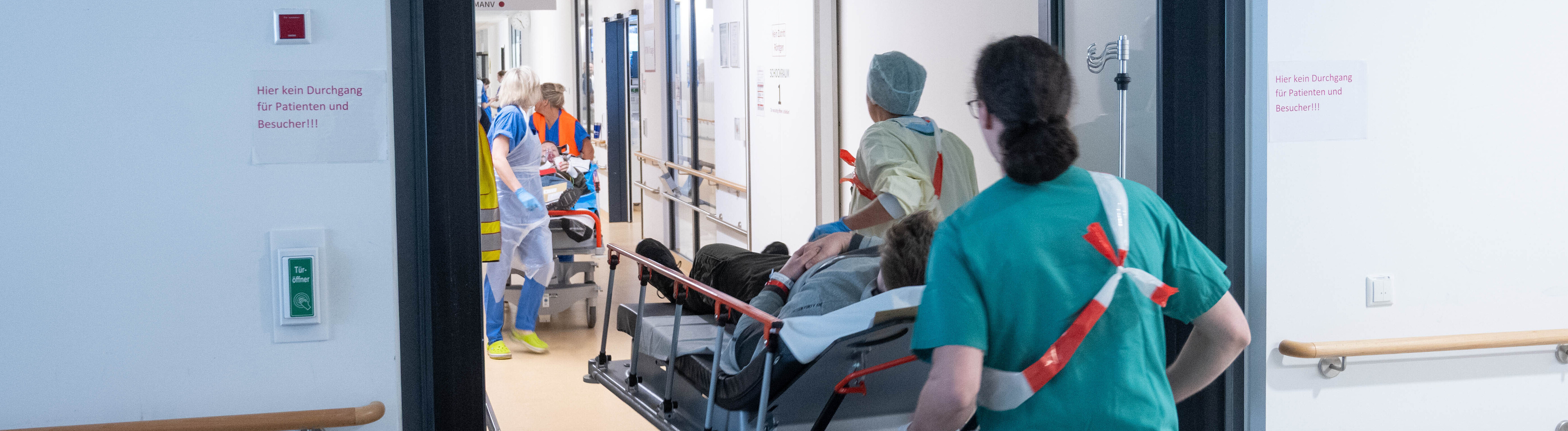Simulation an der Rostocker Universitätsmedizin: Pflegekräfte und Ärzteteams  schieben einen Patienten auf einer Liege in die Notaufnahme (05.04.2025)