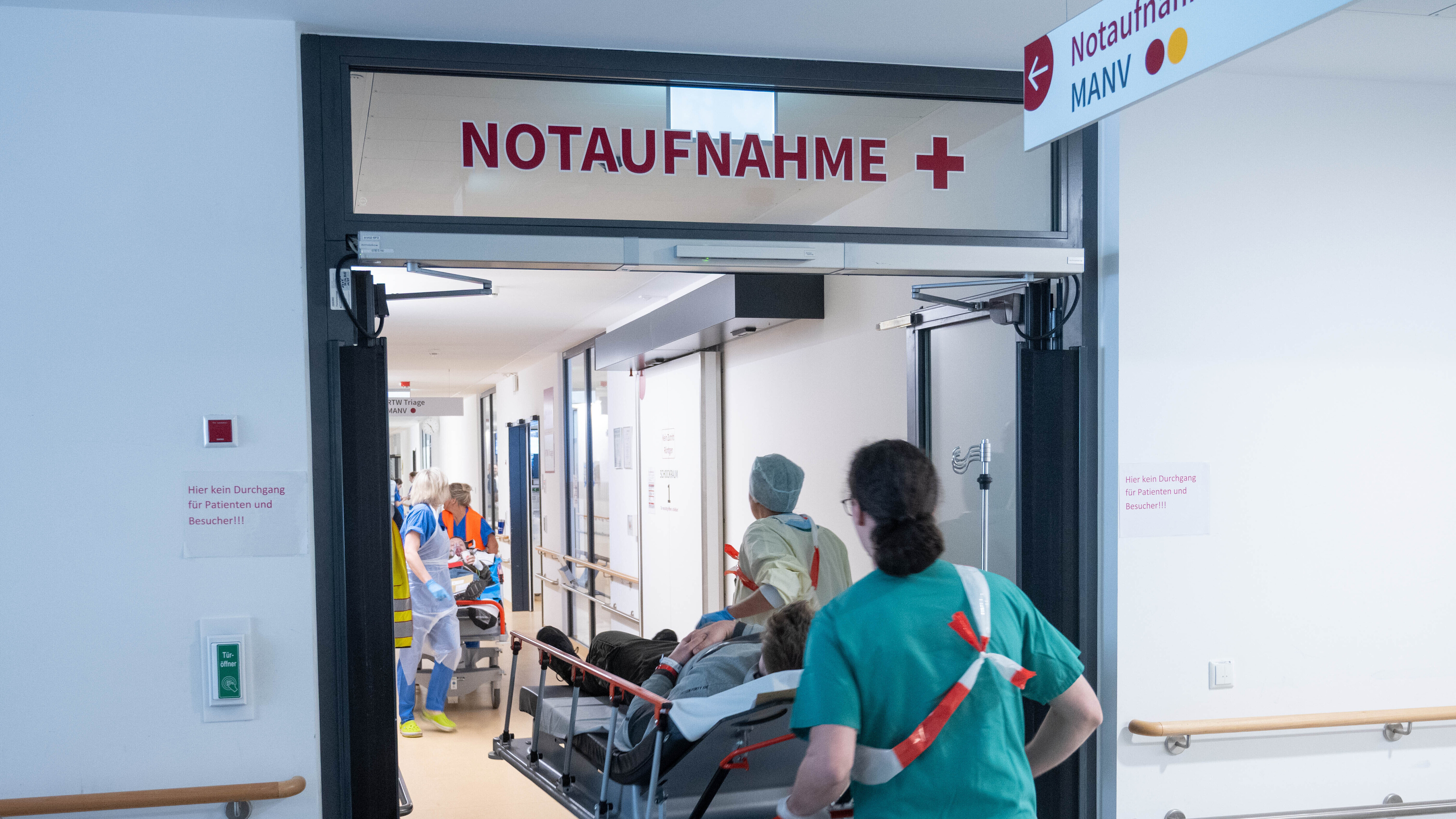 Simulation an der Rostocker Universitätsmedizin: Pflegekräfte und Ärzteteams  schieben einen Patienten auf einer Liege in die Notaufnahme (05.04.2025)