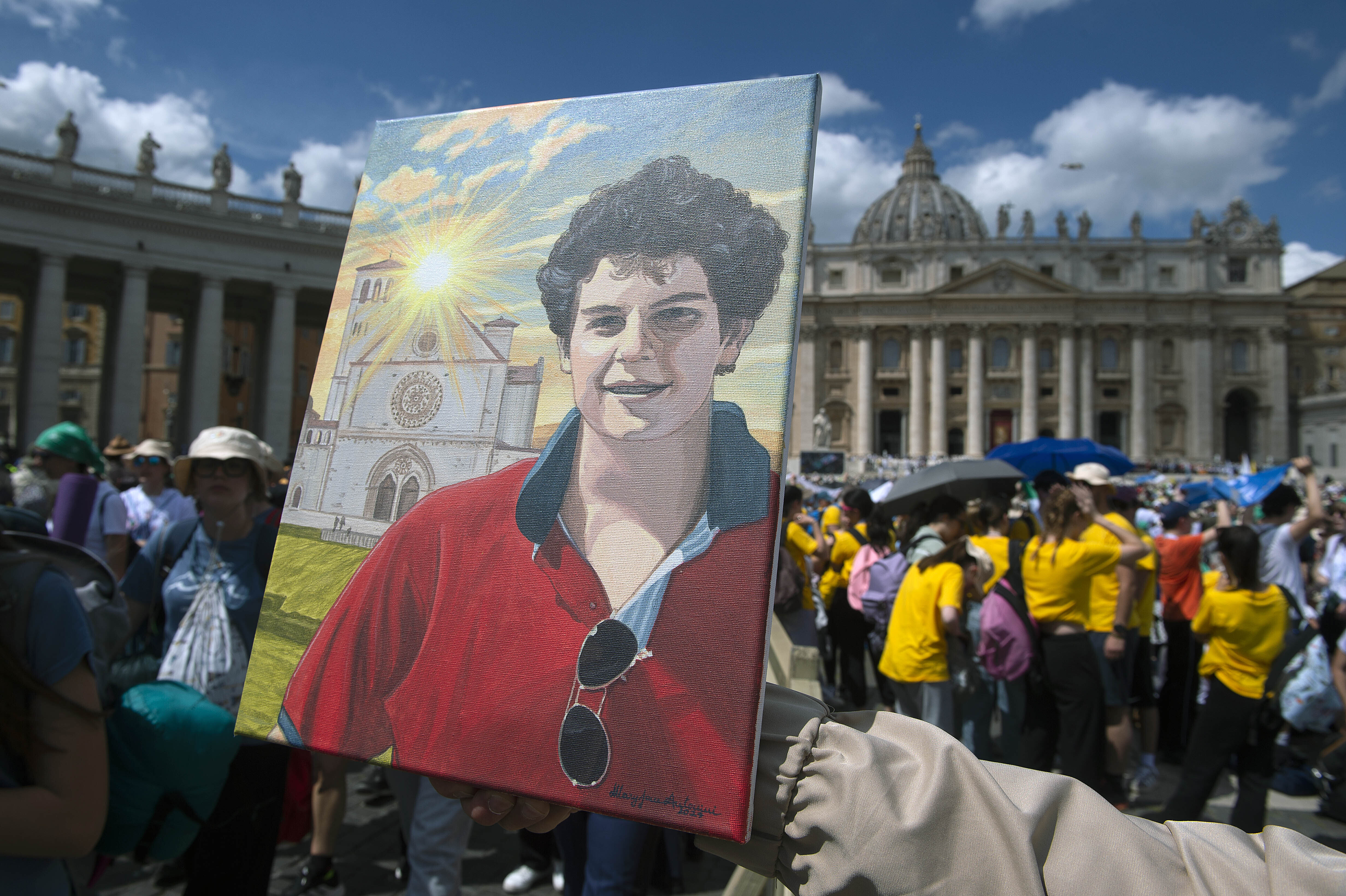 Ein Gemälde von Carlo Acutis auf dem Petersplatz
