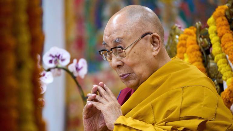 Dalai Lama in Gebetspose im Tsuglakhang-Tempel in Dharamshala, Indien (7.5.2025)