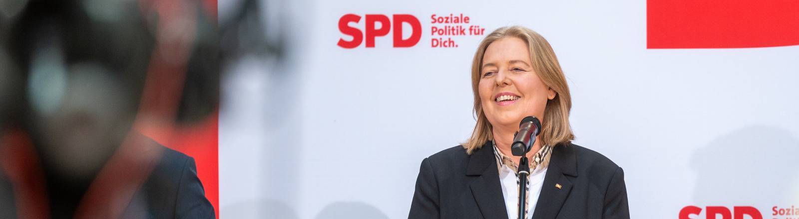 Bundesarbeitsministerin Bärbel Bas (SPD) lächelt bei einer Pressekonferenz