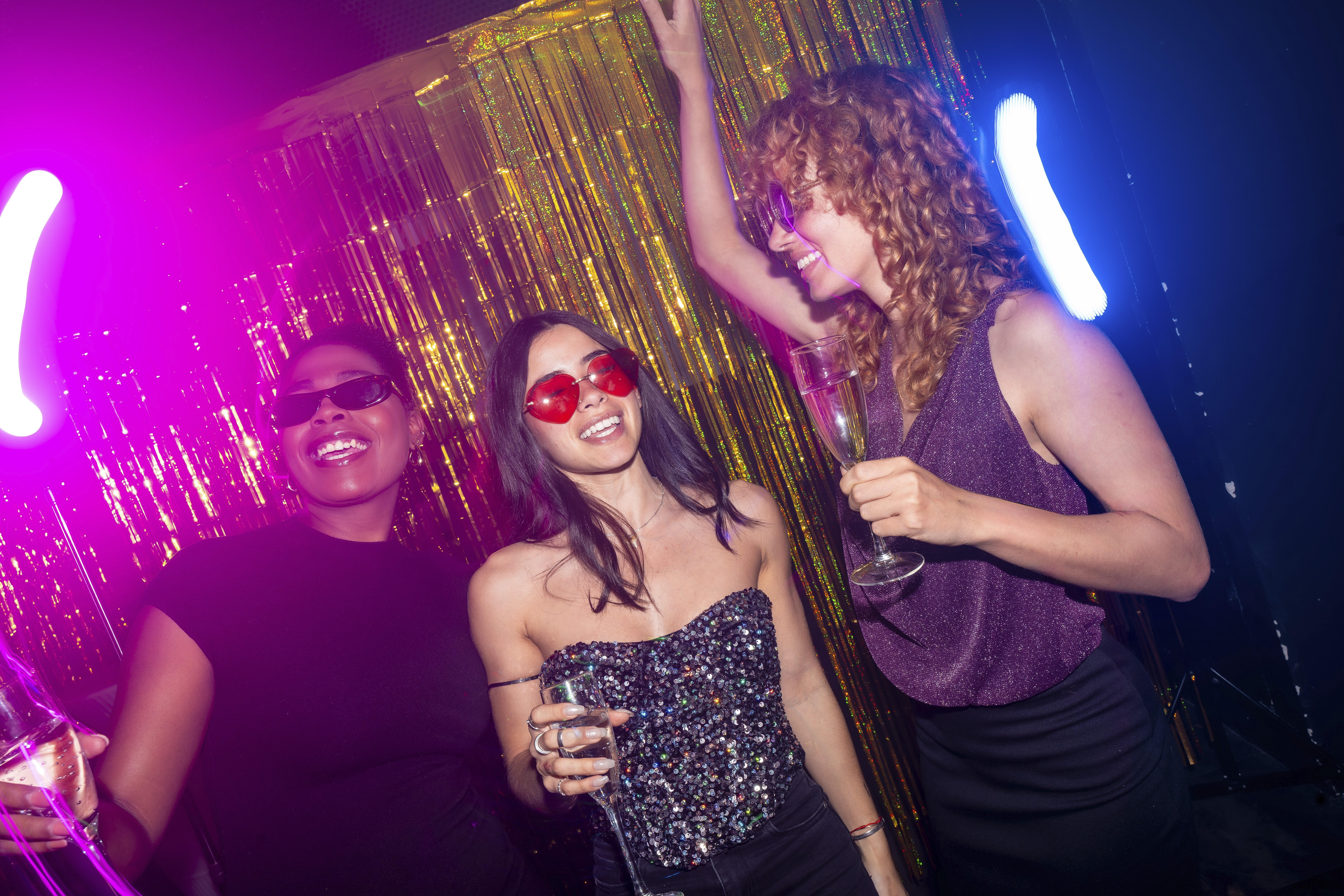 Feierende Frauen mit Gläsern in der Hand