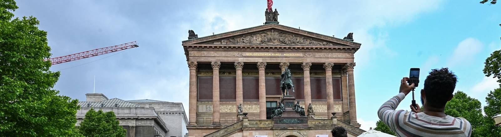 Liegestühle stehen vor der Alten Nationalgalerie in Berlin anlässlich des Jubiläums "200 Jahre Museumsinsel Berlin“