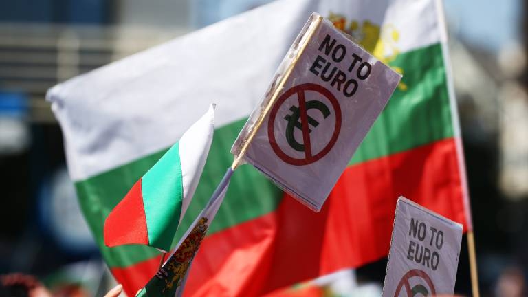 Bei einem Protest gegen den Euro in der bulgarischen Hauptstadt Sofia ist eine bulgarische Flagge zu sehen und ein Schild auf dem "No to Euro" steht.