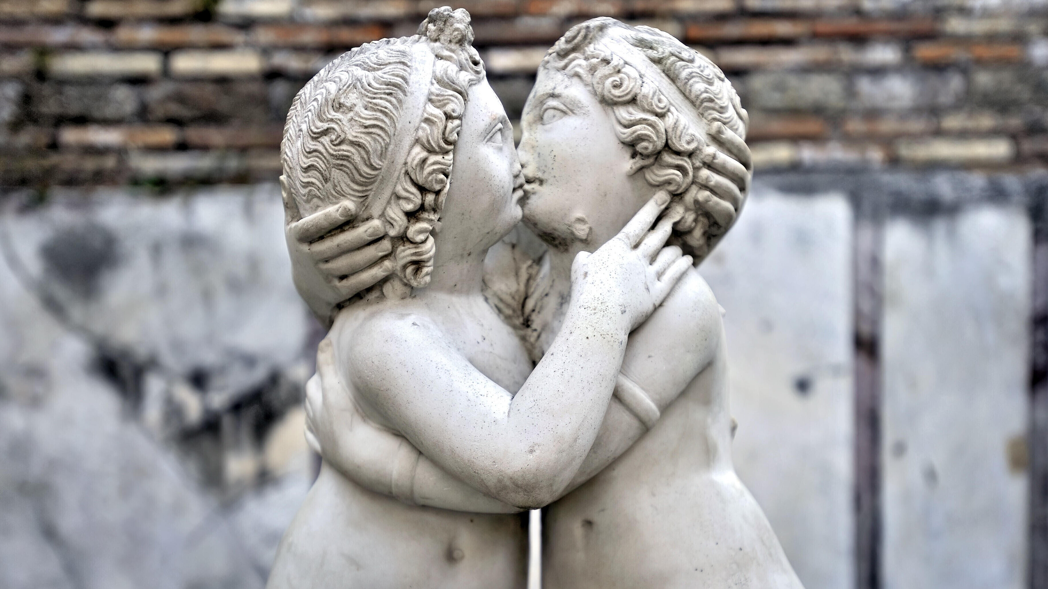Statue der Liebe und Psyche, die sich küssen