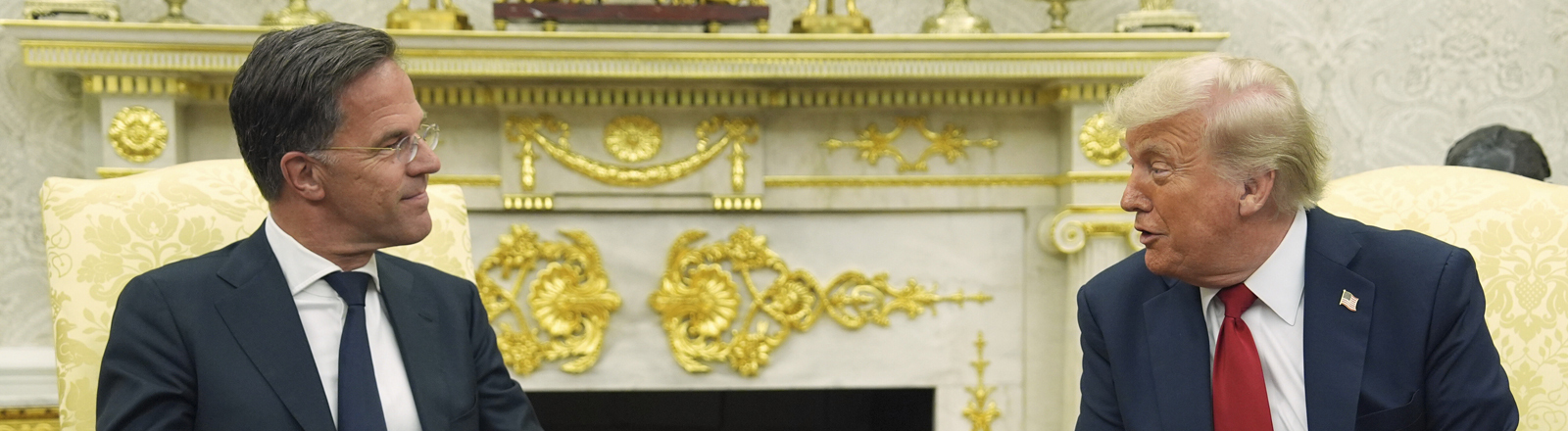 Mark Rutte und Donald Trump schauen sich tief in die Augen