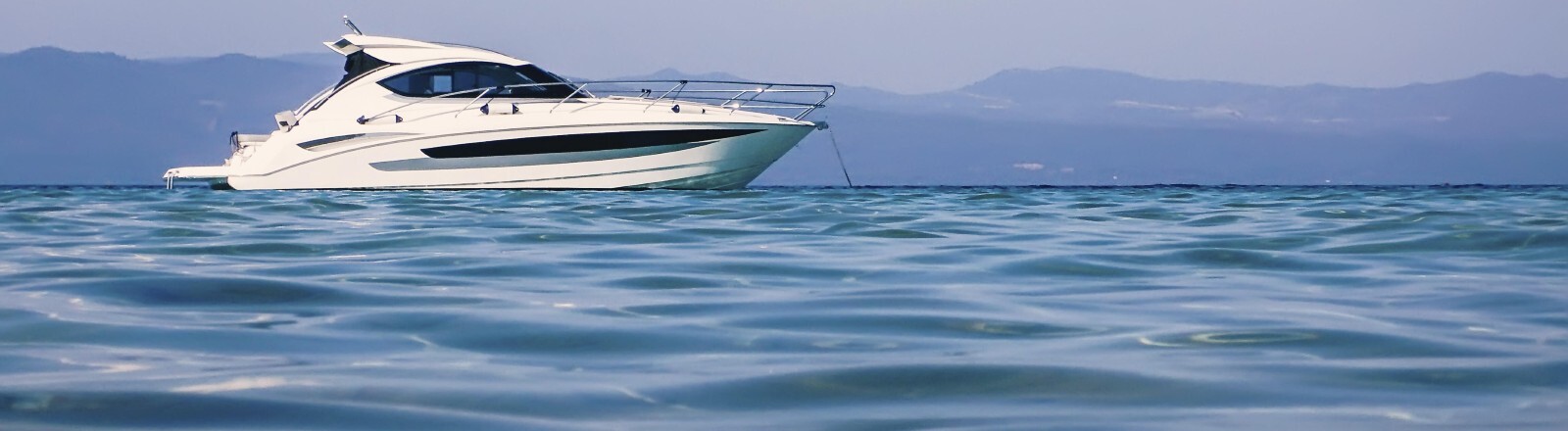 Motorboot schwimmt auf klarem türkisfarbenem Wasser