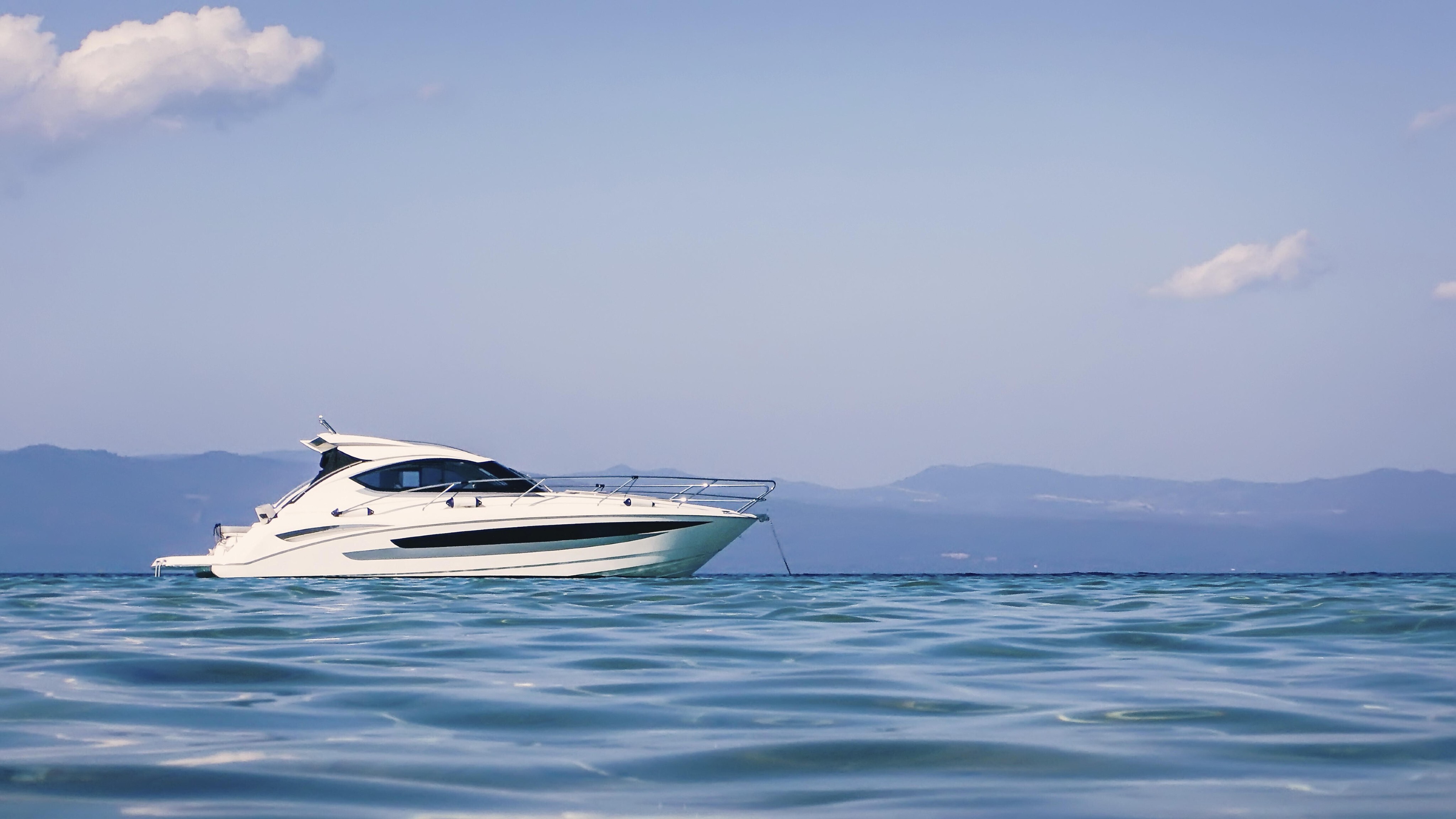 Motorboot schwimmt auf klarem türkisfarbenem Wasser